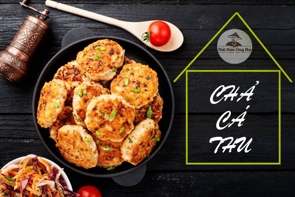 một người, chả cá thu, cái thìa, cà chua, bàn ăn, món ăn,