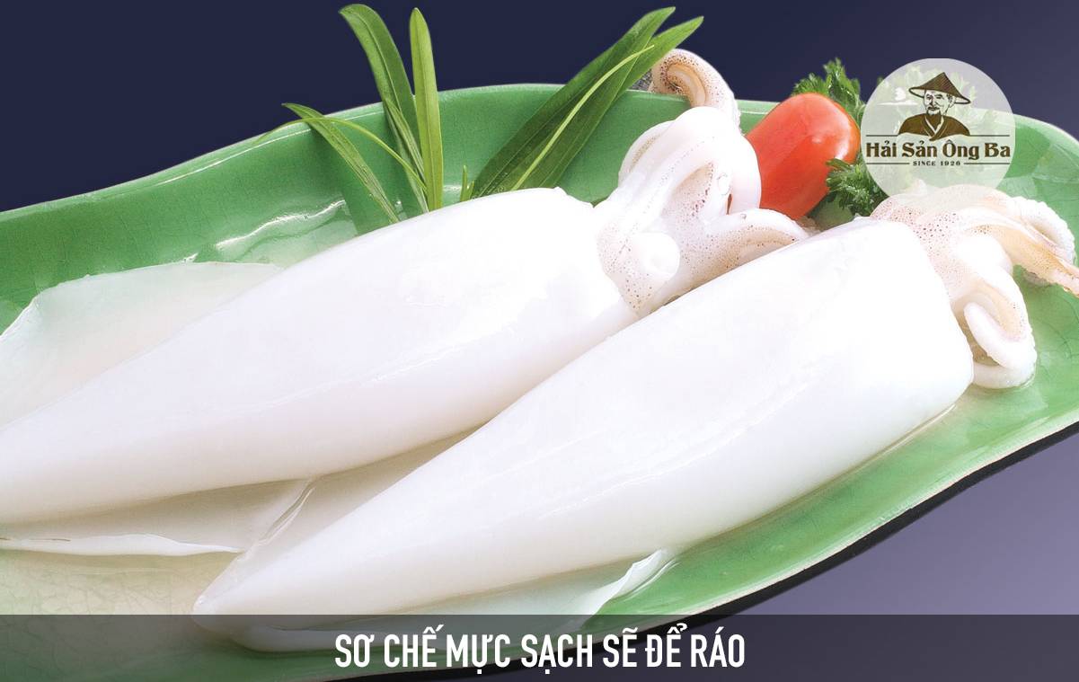 đĩa mực sơ chế để trên bàn cùng rau gia vị