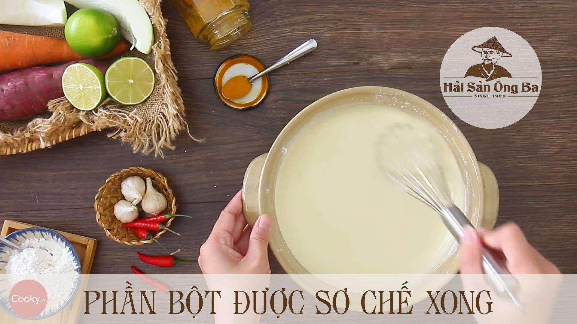 bát bột chiên tôm, quá ớt, nhánh tỏi, lát chanh, củ, thực phẩm