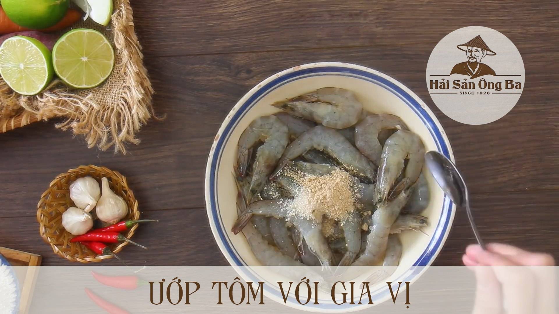 bát tôm ướp, quả ớt, củ tỏi, lát chanh trên bàn