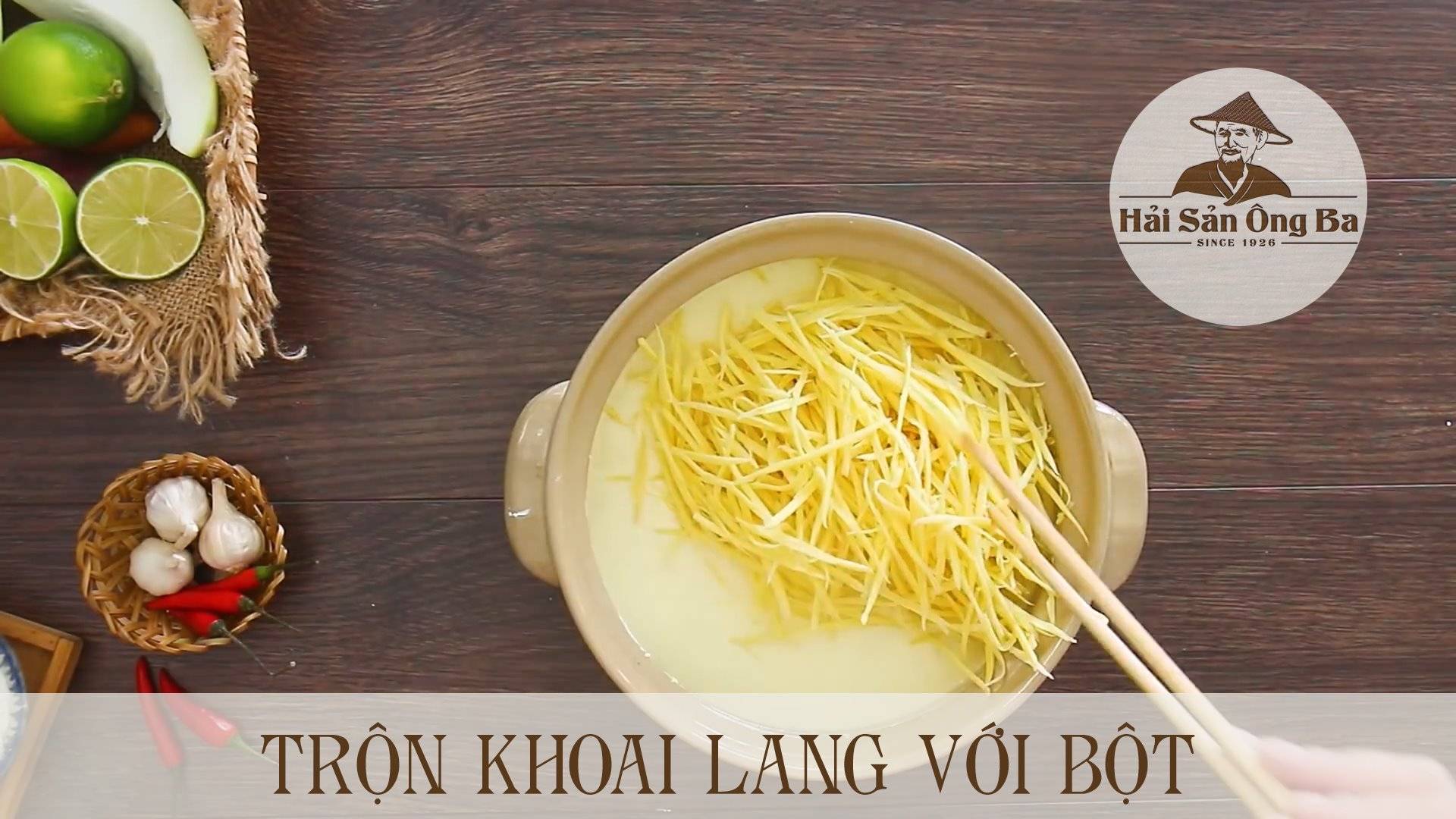 Bát bột và sợi khoai lang trên bàn, lát chanh, quả ớt
