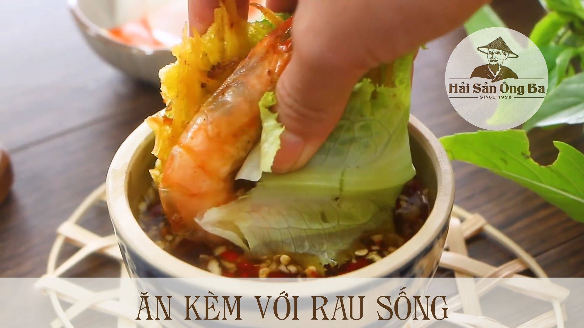 cái tay cầm tôm chiên giòn chấm gia vị.