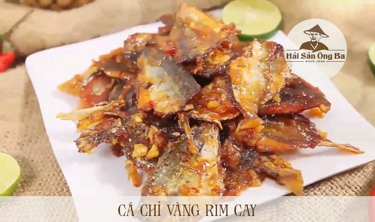 lát chanh, đĩa cá chỉ vàng rim cay trên bàn