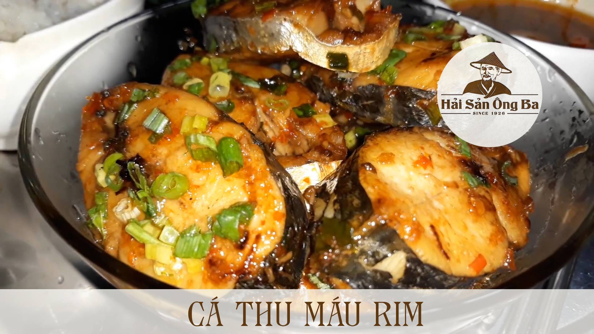 bát cá thu rim trên bàn ăn, bữa cơm