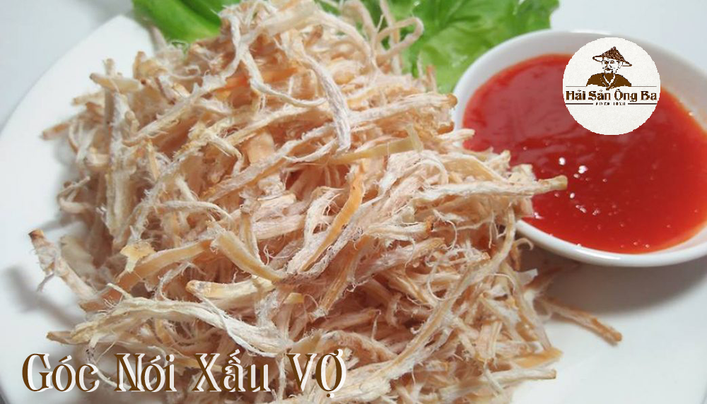 đĩa mực khô nướng xé nhỏ, đĩa tương ớt, rau sống