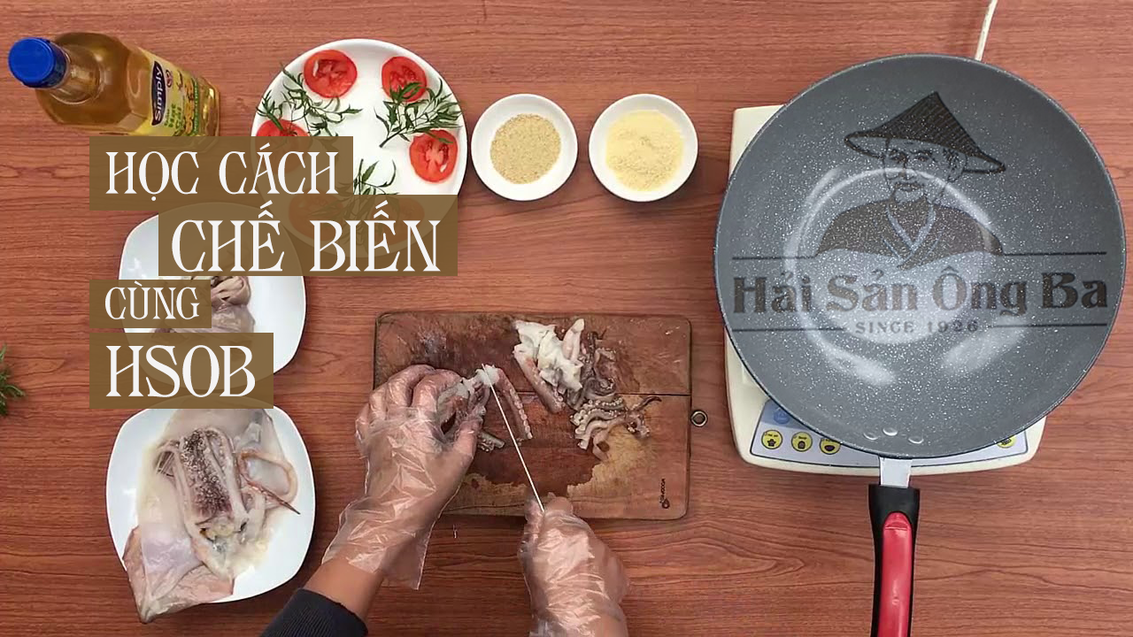 dầu ăn, chảo, gia vị, đĩa mực, cà chua, tay người đang cầm dao sơ chế