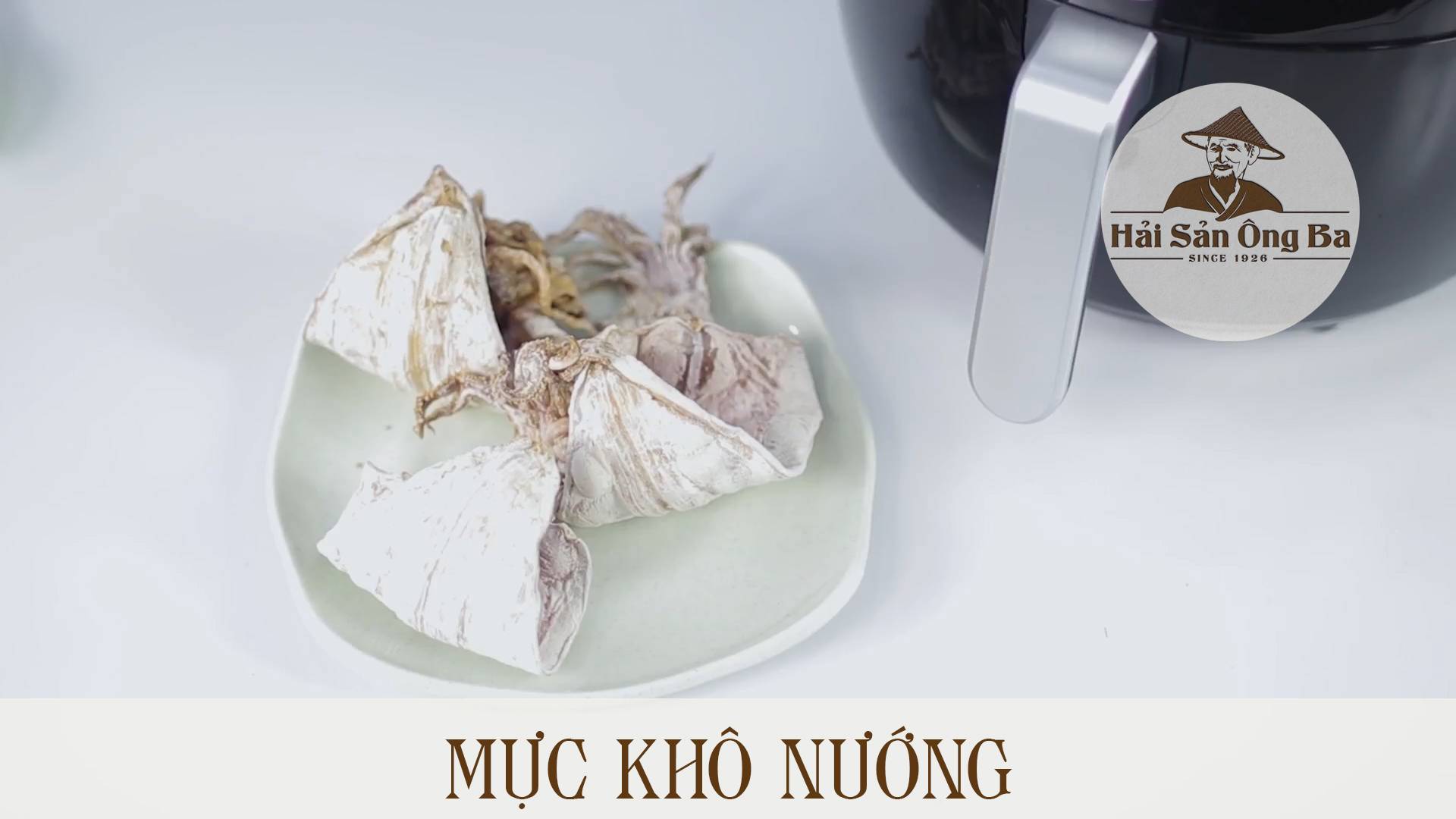 đĩa mục khô nước, nồi chiên không dầu hàn quốc trên bàn màu trắng