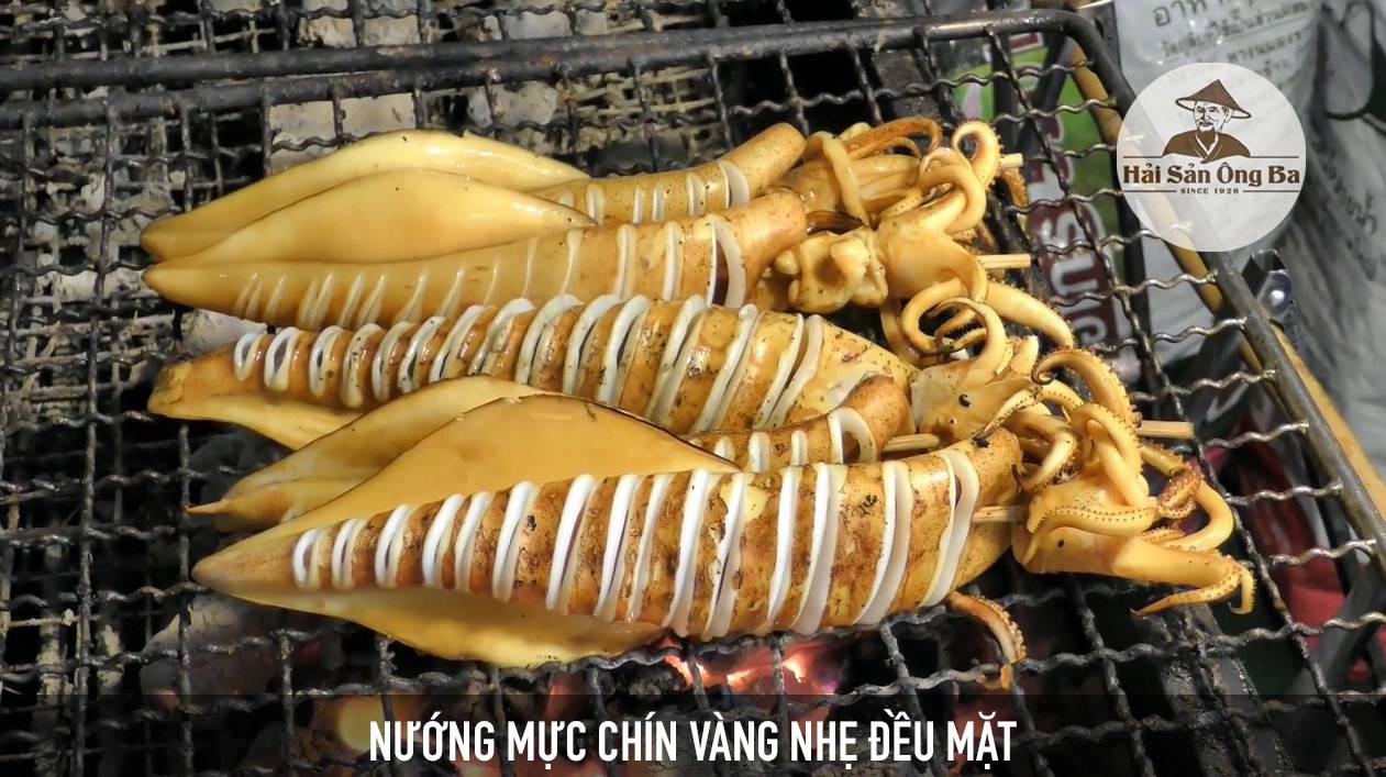 nuóng mực trên bếp than hồng