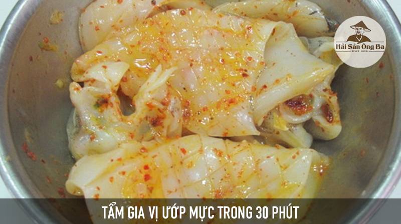 ướp mực trong chiếc thau bằng inox