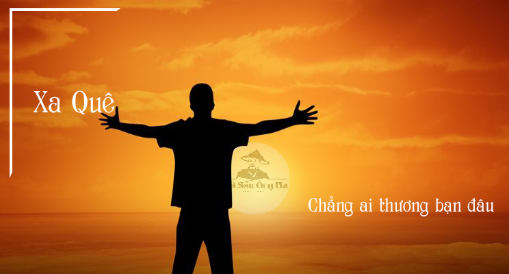 một người đang đứng dang tay, cảnh hoàng hôn trên biển