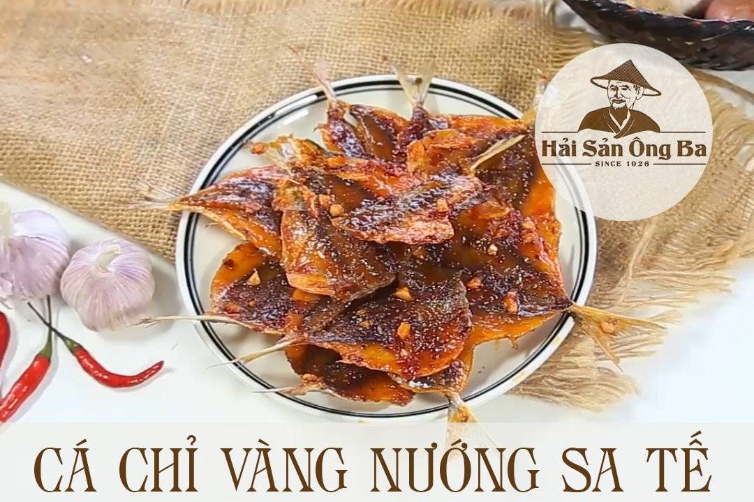 cá chỉ vàng nướng sa tế, món ăn trên bàn, củ tỏi, quả ớt