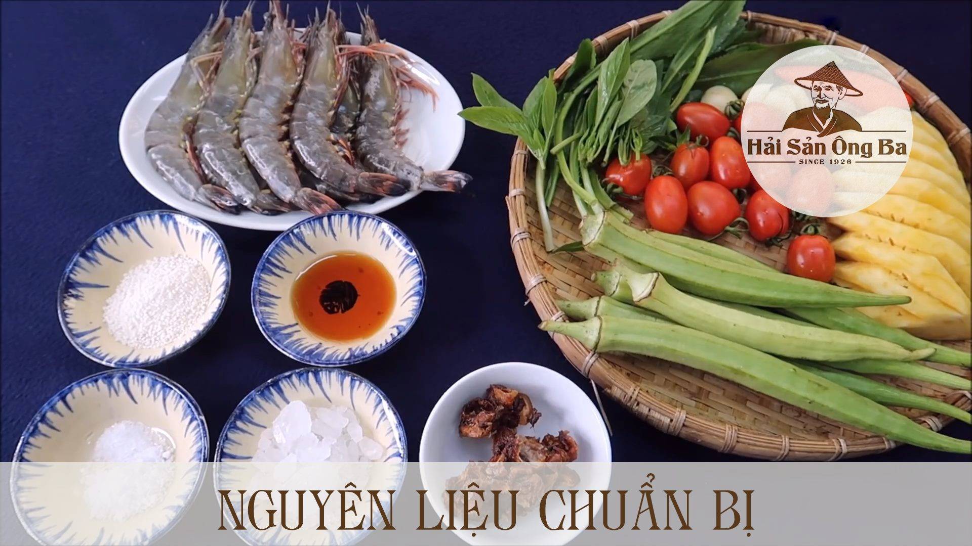 nguyên liệu chế biến món ăn, gia vị, đĩa tôm trên bàn