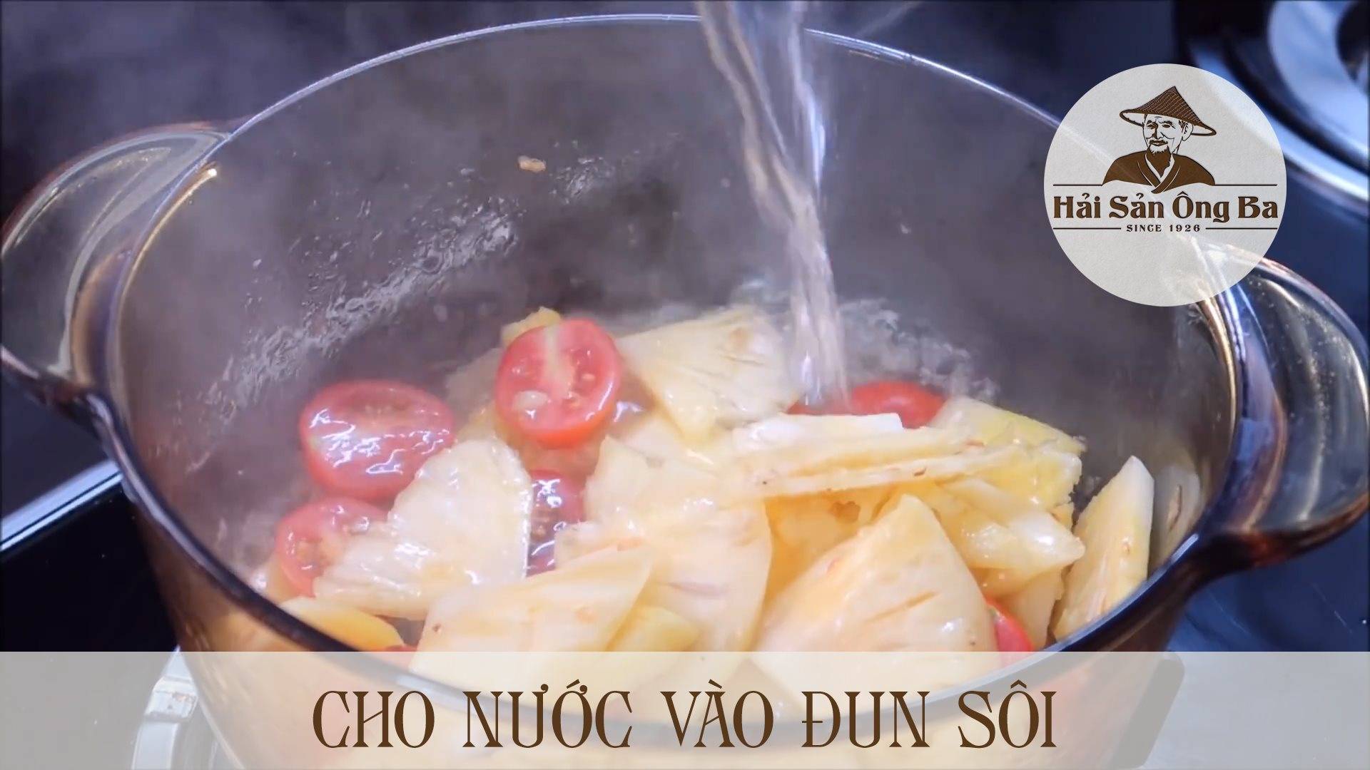 cho nước vào xoong canh chua trên bếp