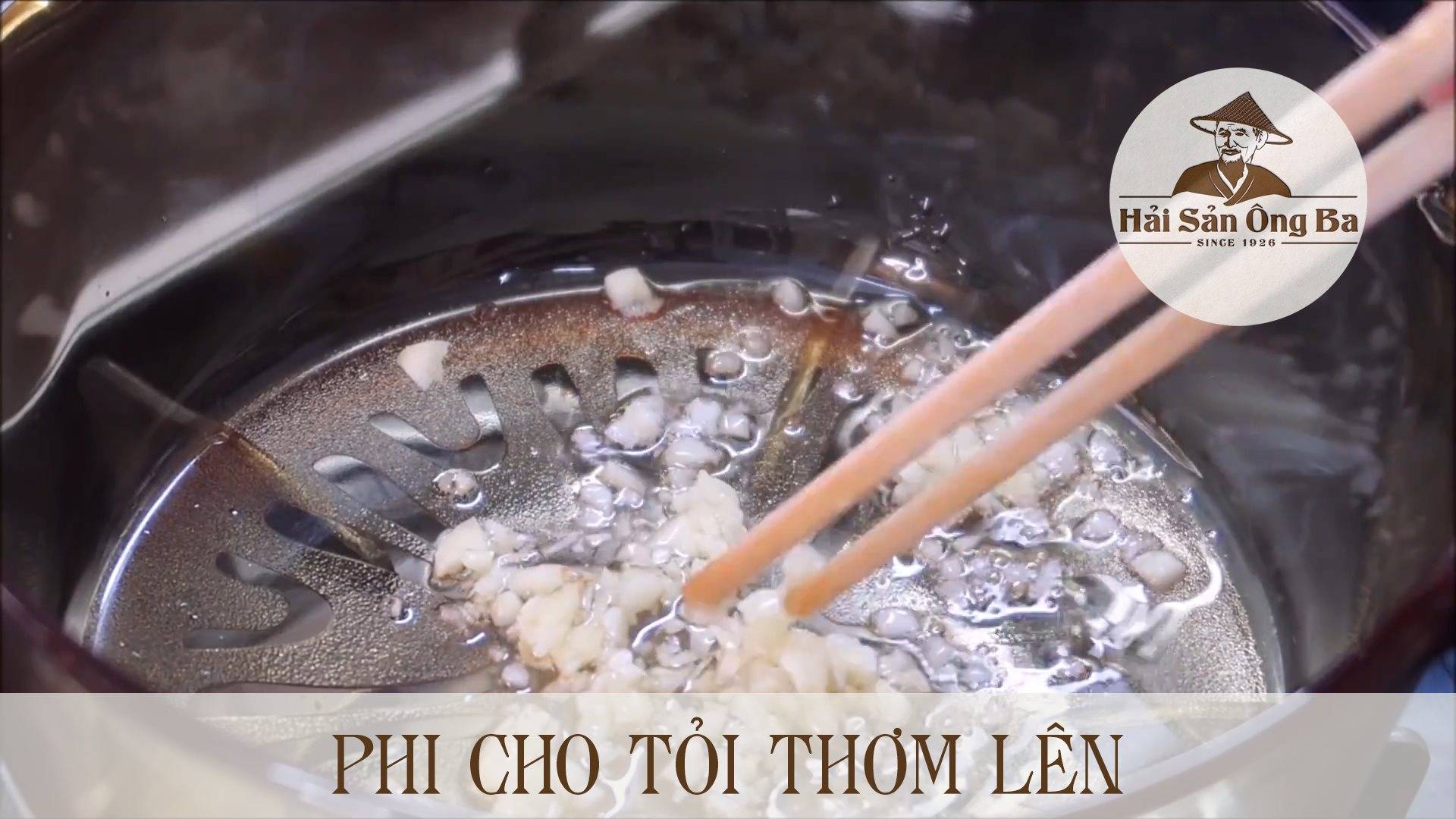 phi tỏi trong xoong, đôi đũa