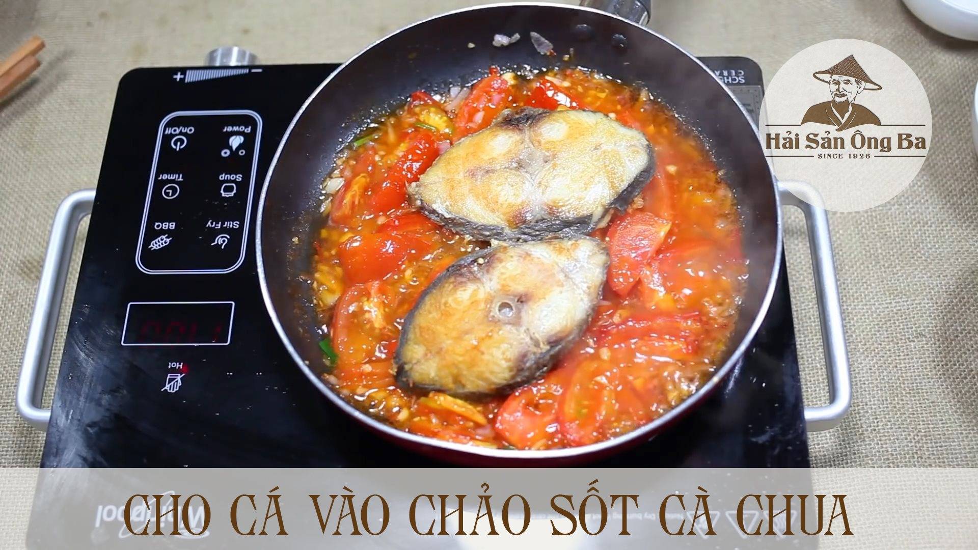 món ăn, nấu ăn, cá thu sốt cà chua trong chảo trên bếp