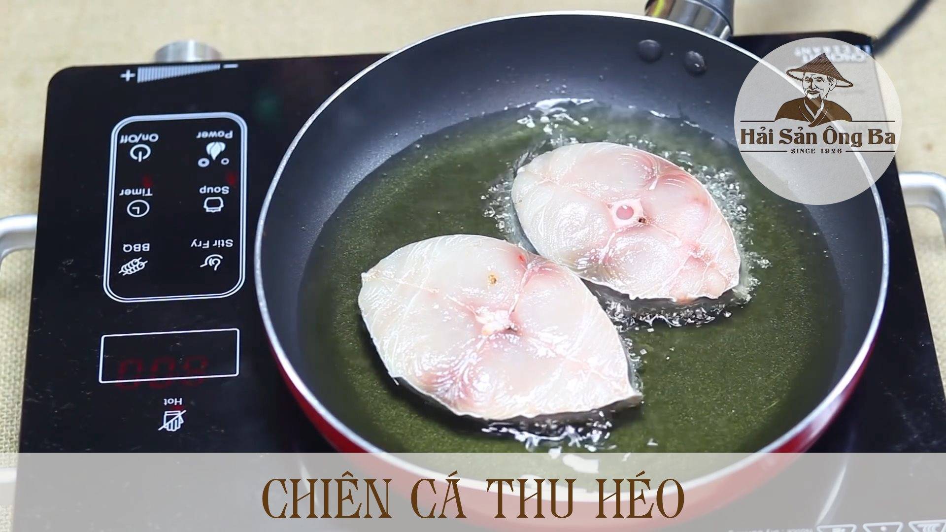 nấu ăn, cái chảo trên cái bếp