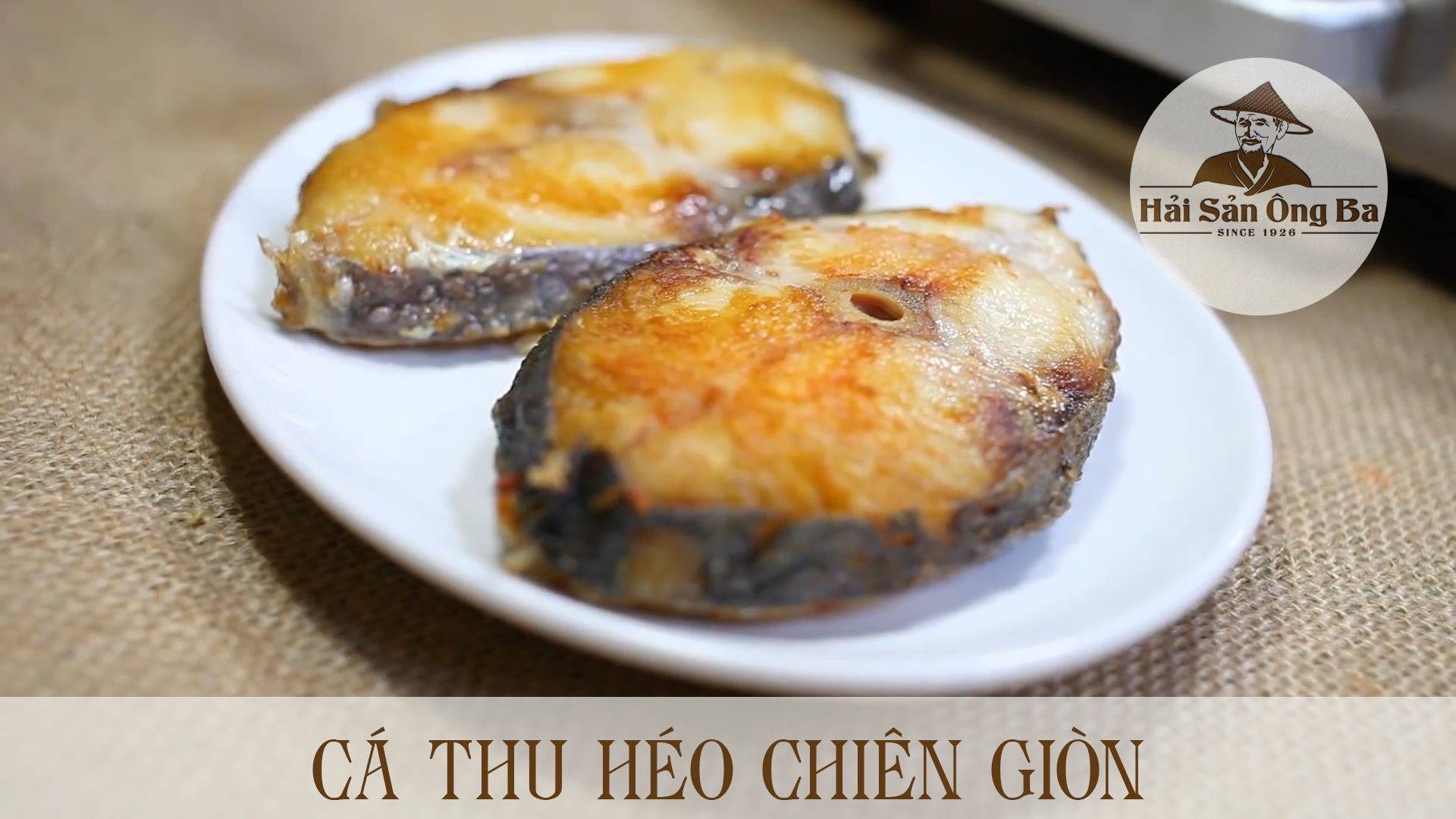 món ăn, đĩa cá thu khúc trên mặt bàn.