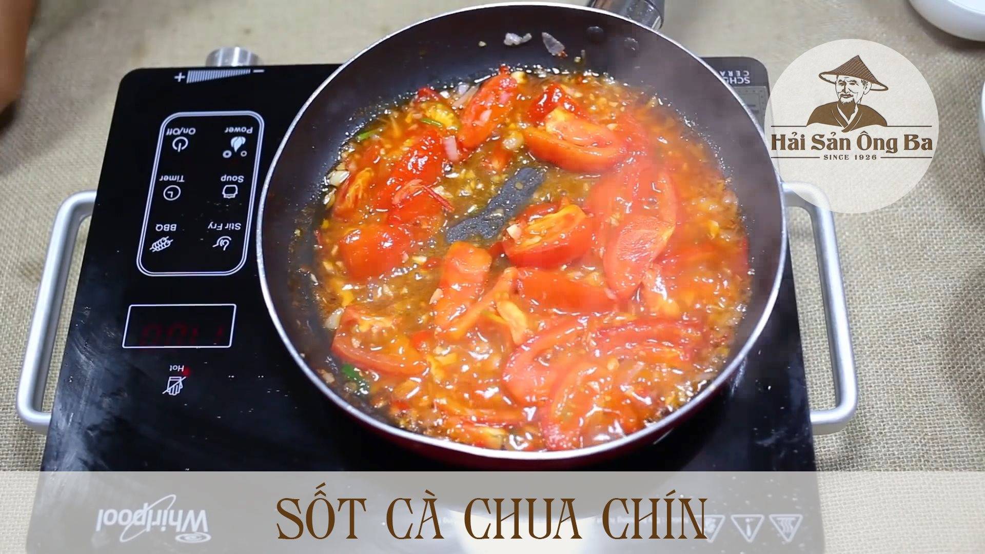 món ăn bằng cái chảo trên bếp