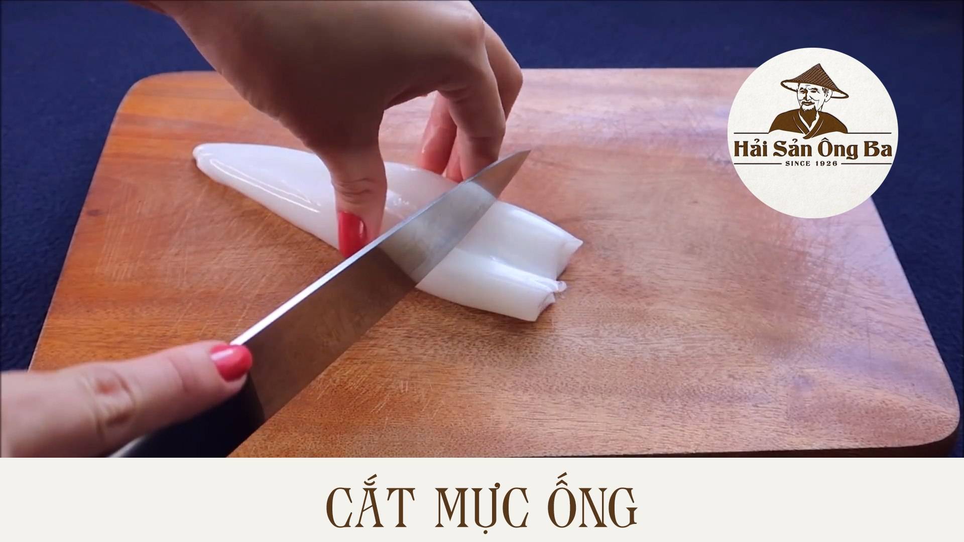 con dao cắt con mực ống trên thớt,