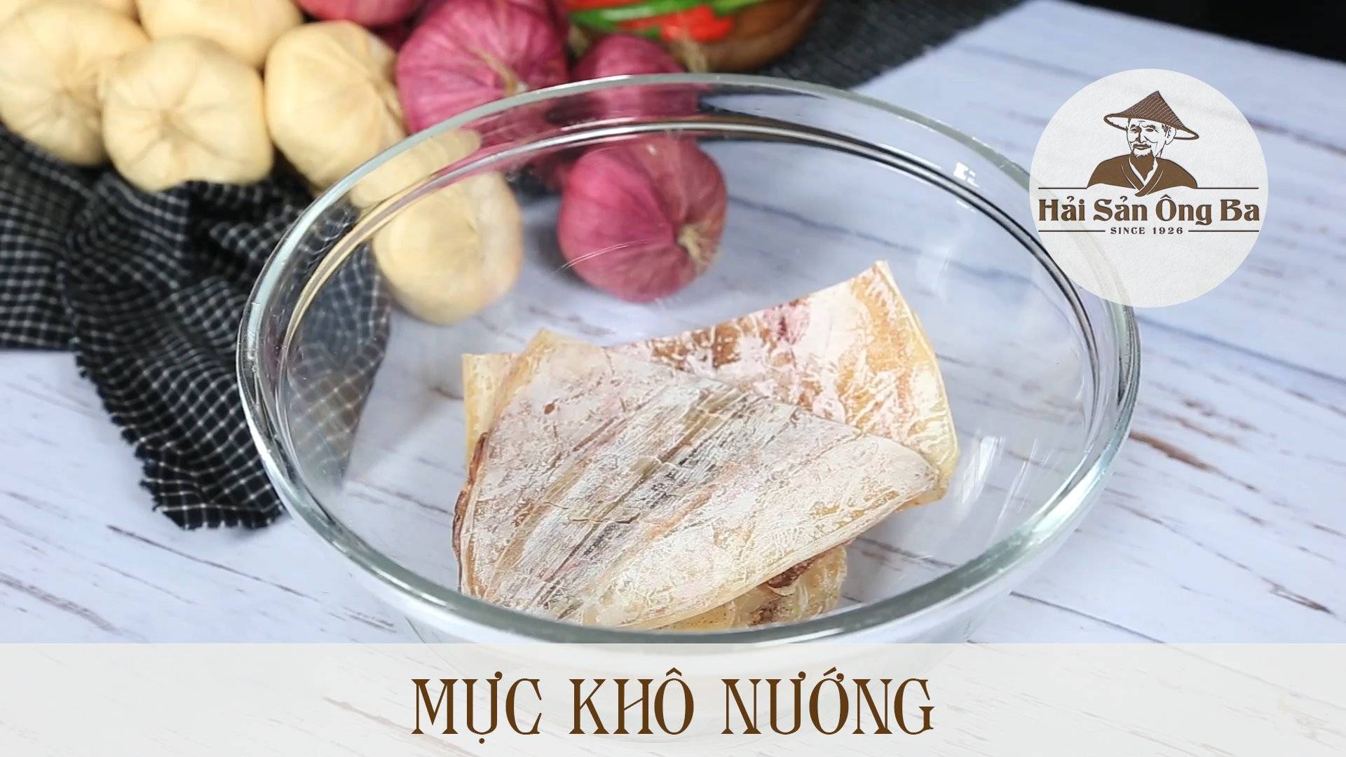 bát mực khô nướng trên bàn,