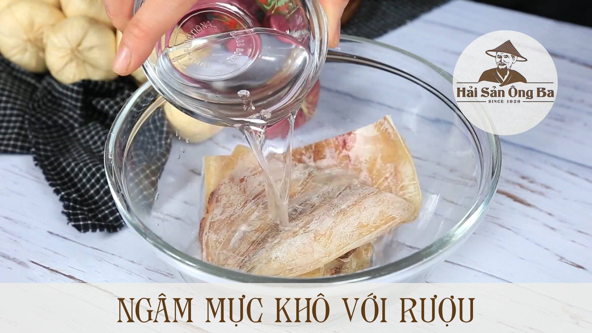mực khô, bát mực khô trên bàn, nước