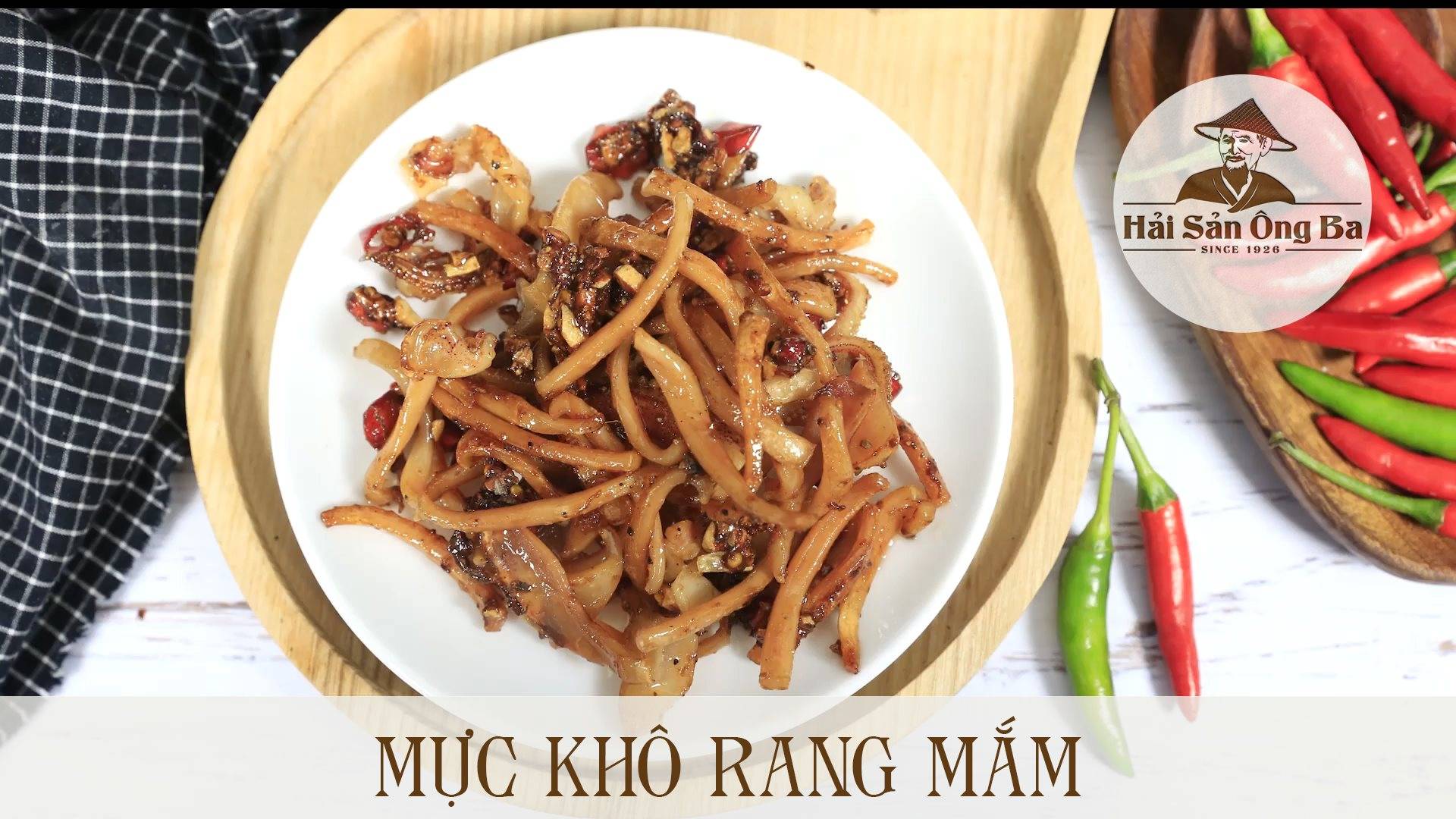 mực khô rang me, quả ớt đỏ xanh, món ăn
