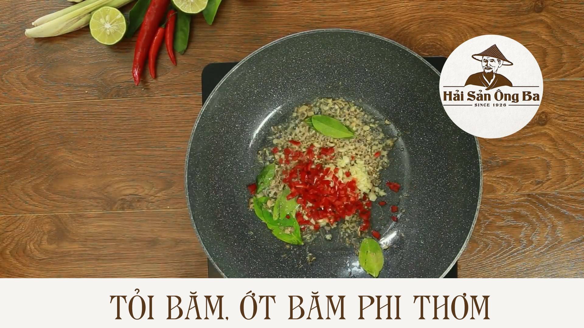quả ớt, lát chanh, nấu ăn, phi gia vị trong chảo trên bếp