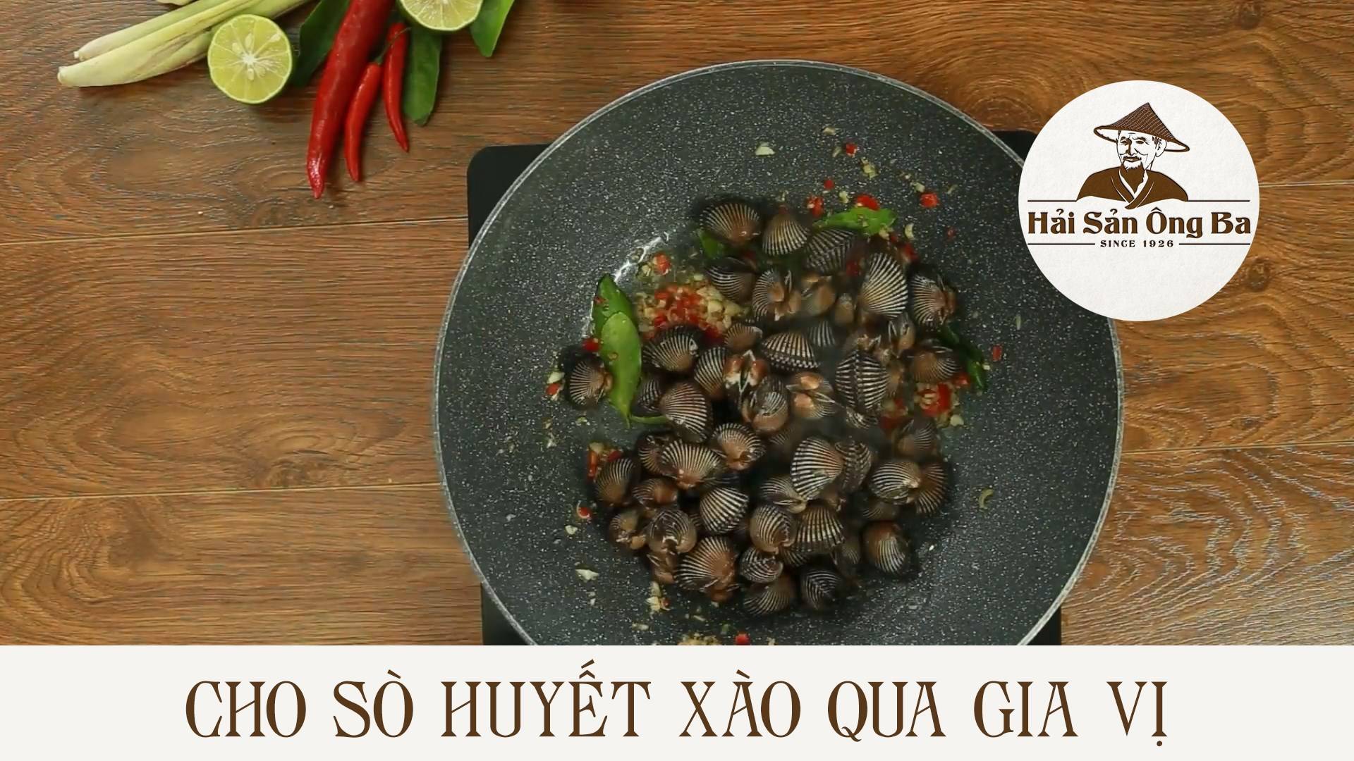 món ăn, xào sò huyết trong chảo trên bếp điện, quả ớt, lát chanh