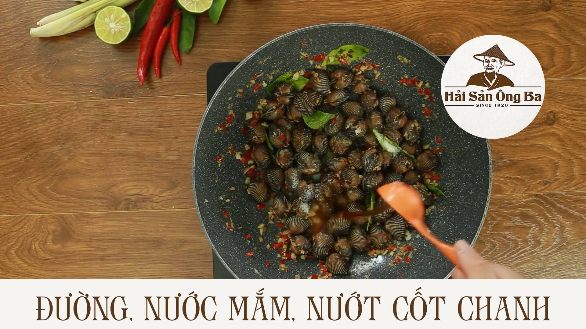 món ăn, xào sò huyết trong chảo trên bếp điện, quả ớt, lát chanh