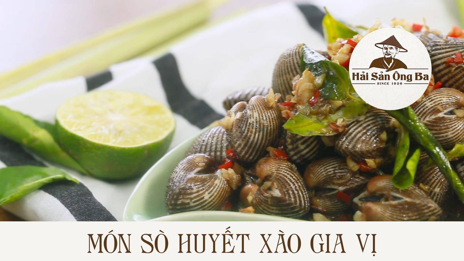 lát chanh, đĩa sò huyết xào trên bàn
